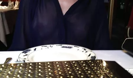Sialan seorang gadis Latina seksi, melakukan perjalanan sehari-hari yang biasa ke taman hijau umum, dia bokep mertua vs menantu bertemu dengan seorang pria tampan yang menarik di sana dan, agar tidak menunda terlalu banyak, hanya berlutut dan mengambil ayam gemuk di mulutnya