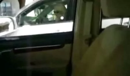Pelacur berbaring miring di mobil dan meniduri bokep 2kelinci dirinya dildo