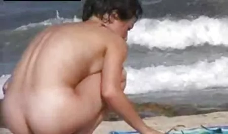 Pelacur berdada di tato muncul seorang pria, ia menempatkannya download bokep xx di atas lututnya, menempatkan ayam gemuk di antara bumper dan menidurinya