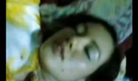 Brunette cantik sendirian di nonton bokep xnxx rumah dimainkan dengan dildo