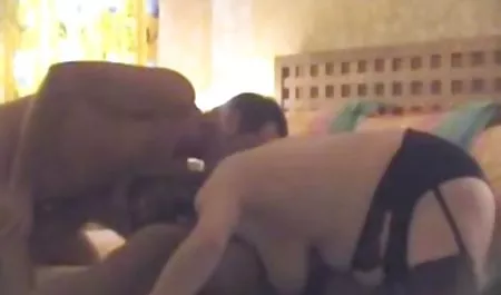 Dia meminyaki kemaluannya dan masturbasi di depan kamera video bokep borwap