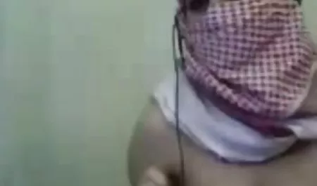 Pirang dewasa terampil memerah susu ayam dan vidio bookep cum minuman