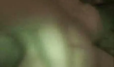 Seorang wanita xhubs bokep Jepang sederhana dengan rambut merah dan dada bulat melakukan kunjungan rahasia ke kekasih rahasia mudanya, yang, tanpa membuang waktu, meniduri pelacur matang di mulut yang panas