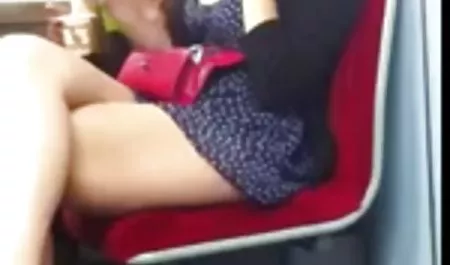 Pelacur nonton bokep panas Asia bermain dengan vaginanya