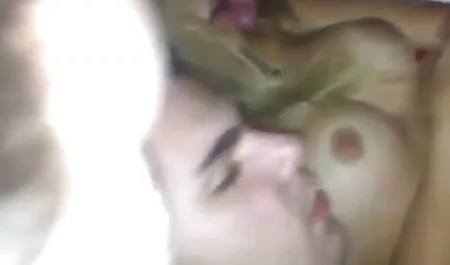 Pacar menjilat, membelai satu sama lain dan menjilat vagina basah, meremas bokep xxx selingkuh payudara, mereka panggang di tempat tidur, saling memuaskan