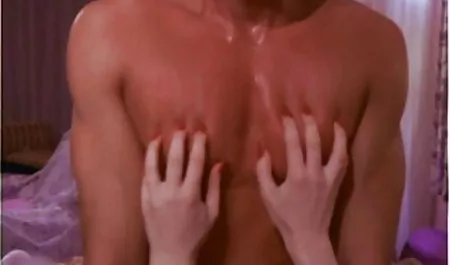 Dia mengisap kontol gemuk dan nonton sex barat mendapat cum di wajahnya