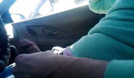 Pelacur menanggalkan pakaian di danau dan membelai vagina nonton video bokep free di dalam mobil