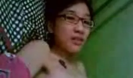 Si pirang digunakan untuk mendapatkan download bokep full hd orgasme dari mainannya