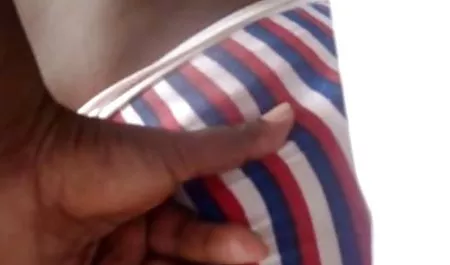 Si pirang menikmati bokep online hd melihat tubuhnya di cermin, mengevaluasi bentuk-bentuk yang menarik