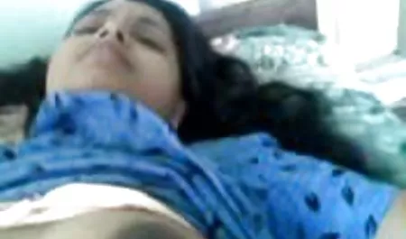 Brunette Samantha dalam pakaian erotis masturbasi video tante bokep dengan jari