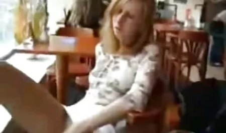 Seorang perwakilan dari sebuah perusahaan parfum mencoba menjual barang-barangnya kepada seorang wanita bermerek. Wanita itu mencium bau parfum begitu banyak sehingga vaginanya menjadi basah dan video bokep borwap dia naik ke celana pria itu