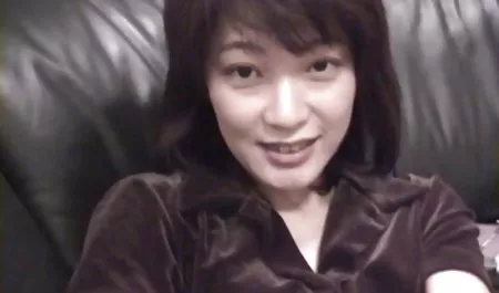 Pelacur bokep sekretaris membelai vaginanya yang basah