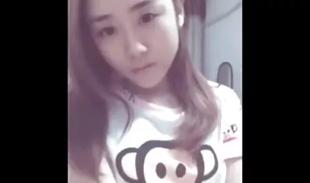 Kecantikan slutty menghisap kontol karet bokeb susu gede