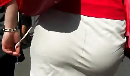 Istri saya yang gemuk menempelkan vaginanya ke penis bokepindo18 saya
