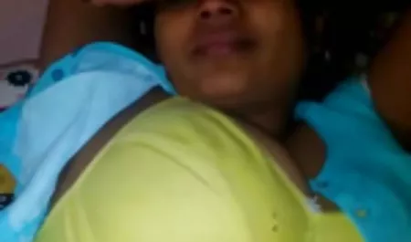 Pria bokep pramugari cantik kulit putih meniduri seorang mulatto muda di kamar mandi