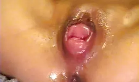 Pria itu ingin memberi hadiah pada pacarnya dan membelikannya sebuah dildo besar. Setelah meminta pengepak untuk mendesainnya dengan penuh warna, download video bokep aura kasih dia tidak berpikir bahwa gadis itu akan memutuskan untuk menggunakan hadiah itu sendiri