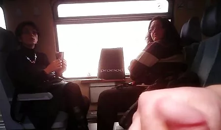 Seorang siswa muda, menunggu orang tuanya pergi bekerja, melepas celana dalamnya dan mulai memeriksa tubuh bokep hd tanpa sensor langsingnya