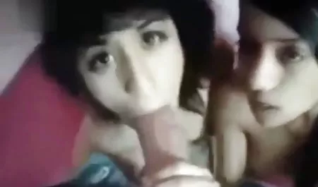 Brunette dewasa dengan penuh gairah mengisap kontol bokep muncrat berkali kali kuat kekasihnya