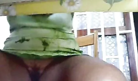 Wanita download bokep hijab kulit hitam menunjukkan payudaranya