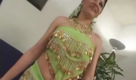 Aliran air liur dan muntah mengalir dari tenggorokannya, tetapi bayi itu diseka dan dibawa kembali ke tenggorokan. Ini puting yang begitu mulia video bokep terbaru hd