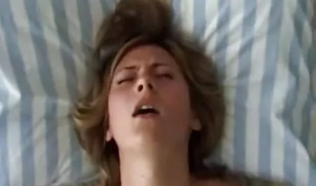 Niger menonton film nonton bokep baru porno dan masturbasi kemaluannya di kursi