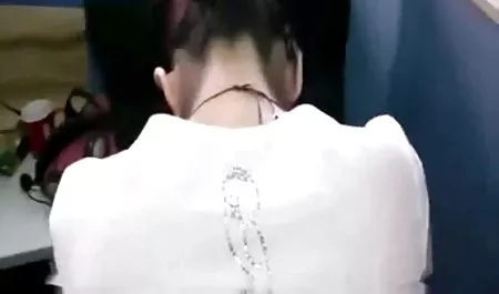 Gadis muda itu mempelajari anatomi penis pria pada sampel yang sangat baik dan merasa puas, karena ini belum diajarkan di sekolah download video sex gratis