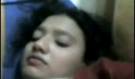 Ebony aplikasi bokep apk dalam topi dengan senang hati meniduri ayam besar cewek berambut gelap