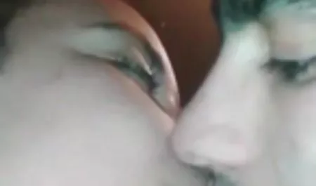 Ketika sesi pijat berakhir, gadis itu memegang penis dengan erat di tangannya dan menjilati kepala penis, benar-benar mengisap semua sperma dari itu. Prosedur pijat bokep tante dan keponakan akhir yang hebat