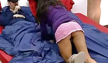 Tina menunjukkan tubuhnya yang cantik di dekat mobil download video bokep kartun