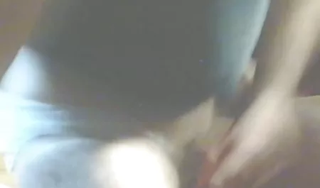 Kucing kecokelatan membelai nonton video bokep pemerkosaan vaginanya dengan jari