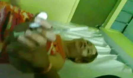 Memotret dengan kamera tersembunyi di toilet klub, seorang pria memalu seorang gadis dengan video bokep jepang montok air seni