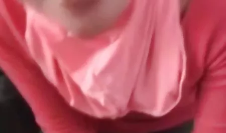 Wanita bernafsu dalam kombinasi hitam duduk di antara kaki laki-laki merokok download video bokep full movie dan meraba kontol dengan gagang