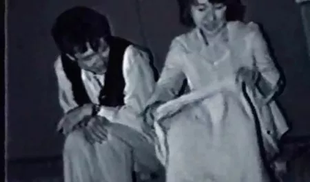 Blondie mengisap kontol mendapat sebagian cum video bokev di anal